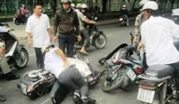 Vừa rút 50 triệu ở ngân hàng, đôi vợ chồng gặp băng dàn cảnh móc túi